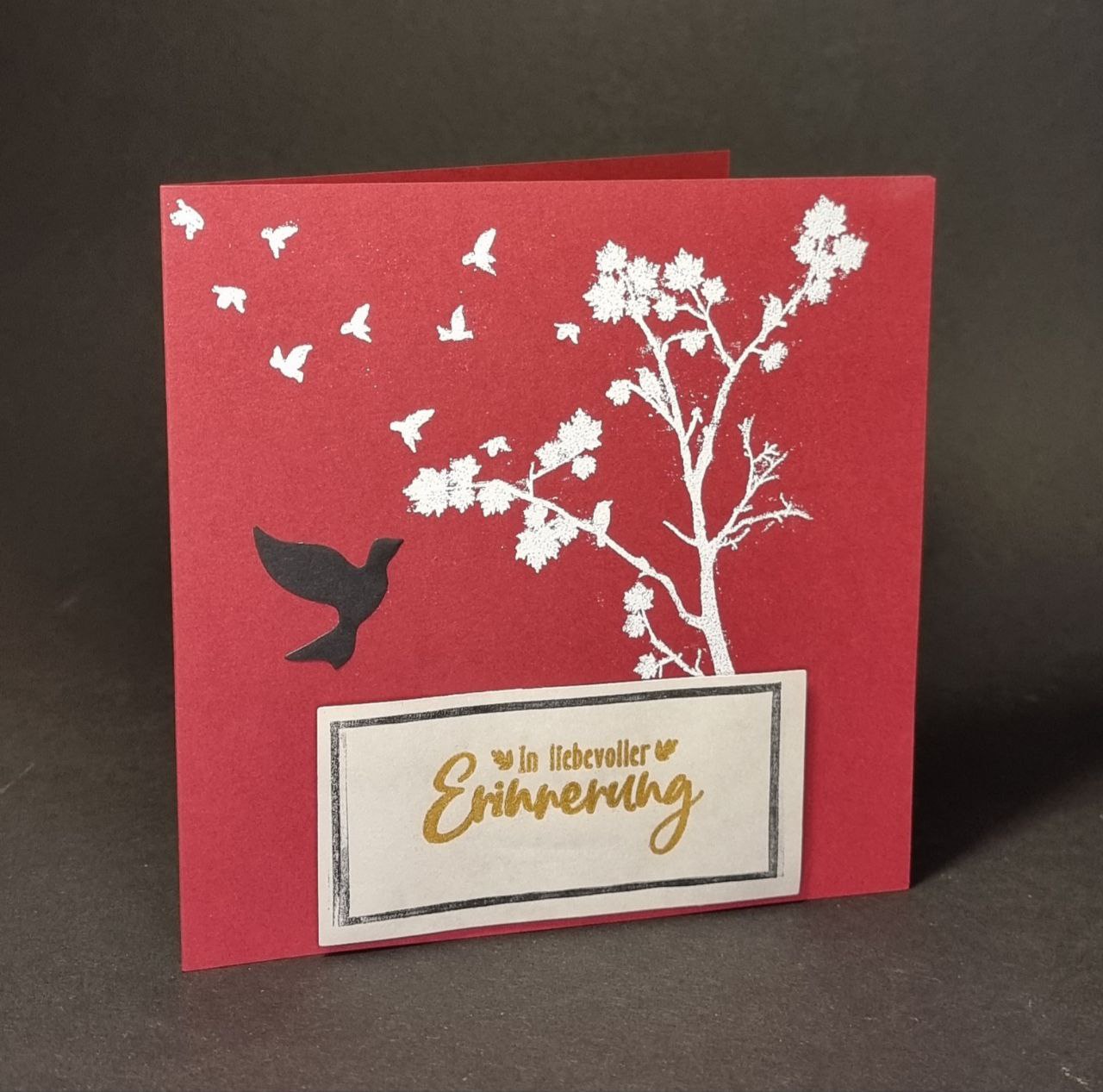 Trauerkarte mit Baum und Vögel