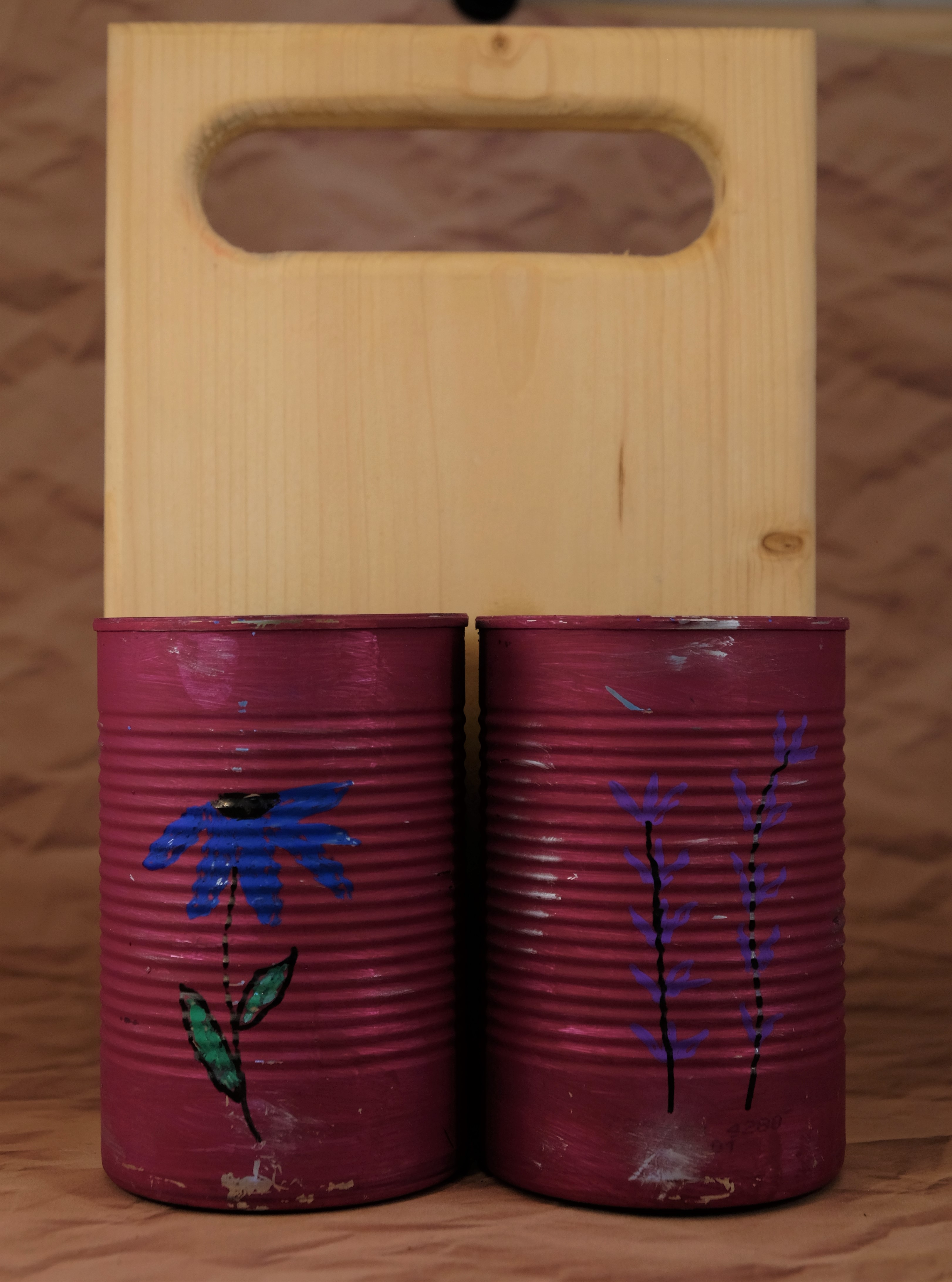 violetter Besteckhalter aus Dosen